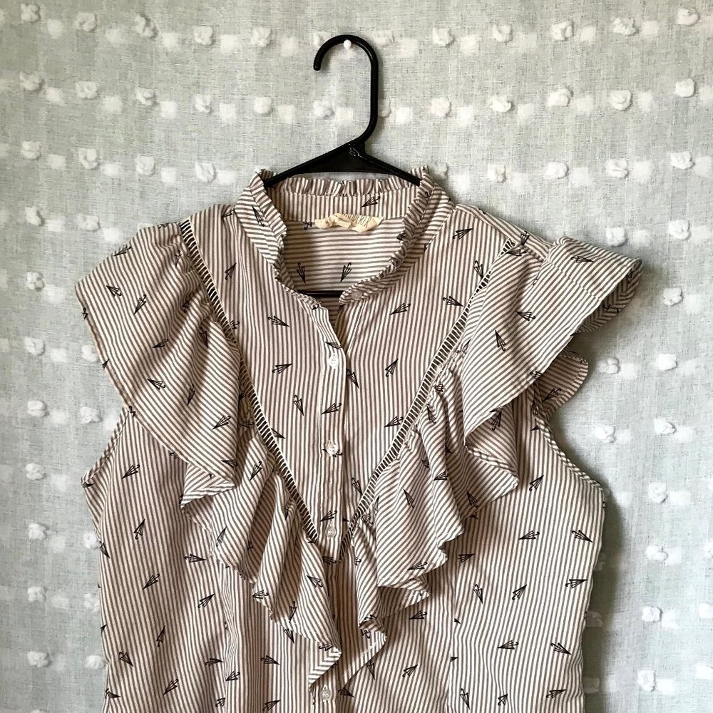 Gray & White Sleeveless Button Down Shirt